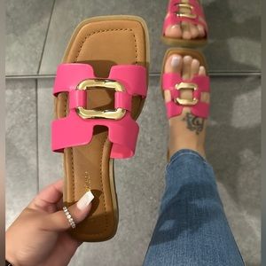 🆕 NWT Hot Pink Slip-On Sandals w/ Gold Chunky Chain | Size 6 | LAST PAIR!